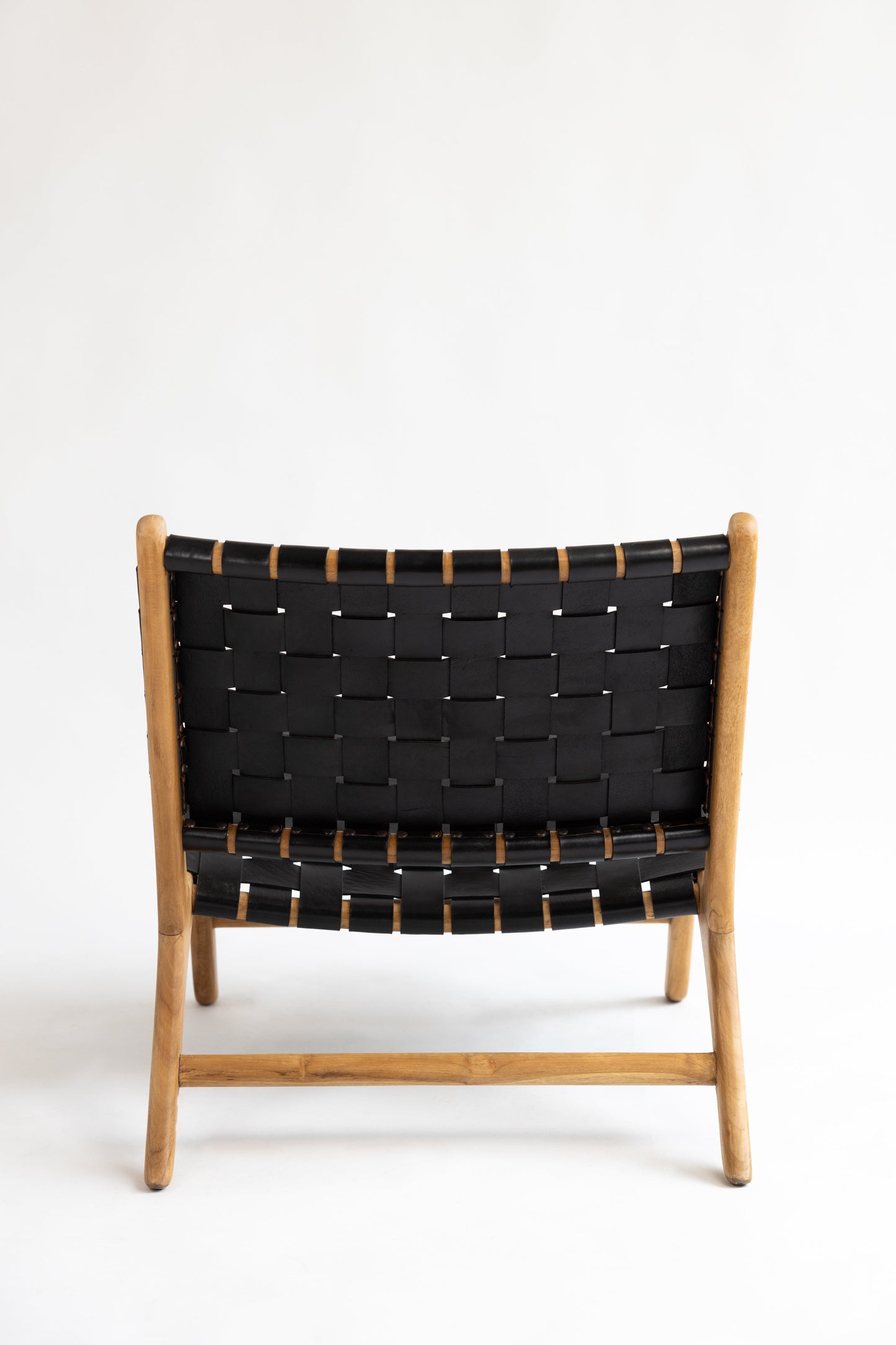 Poltrona Amara in teak e pelle intrecciata