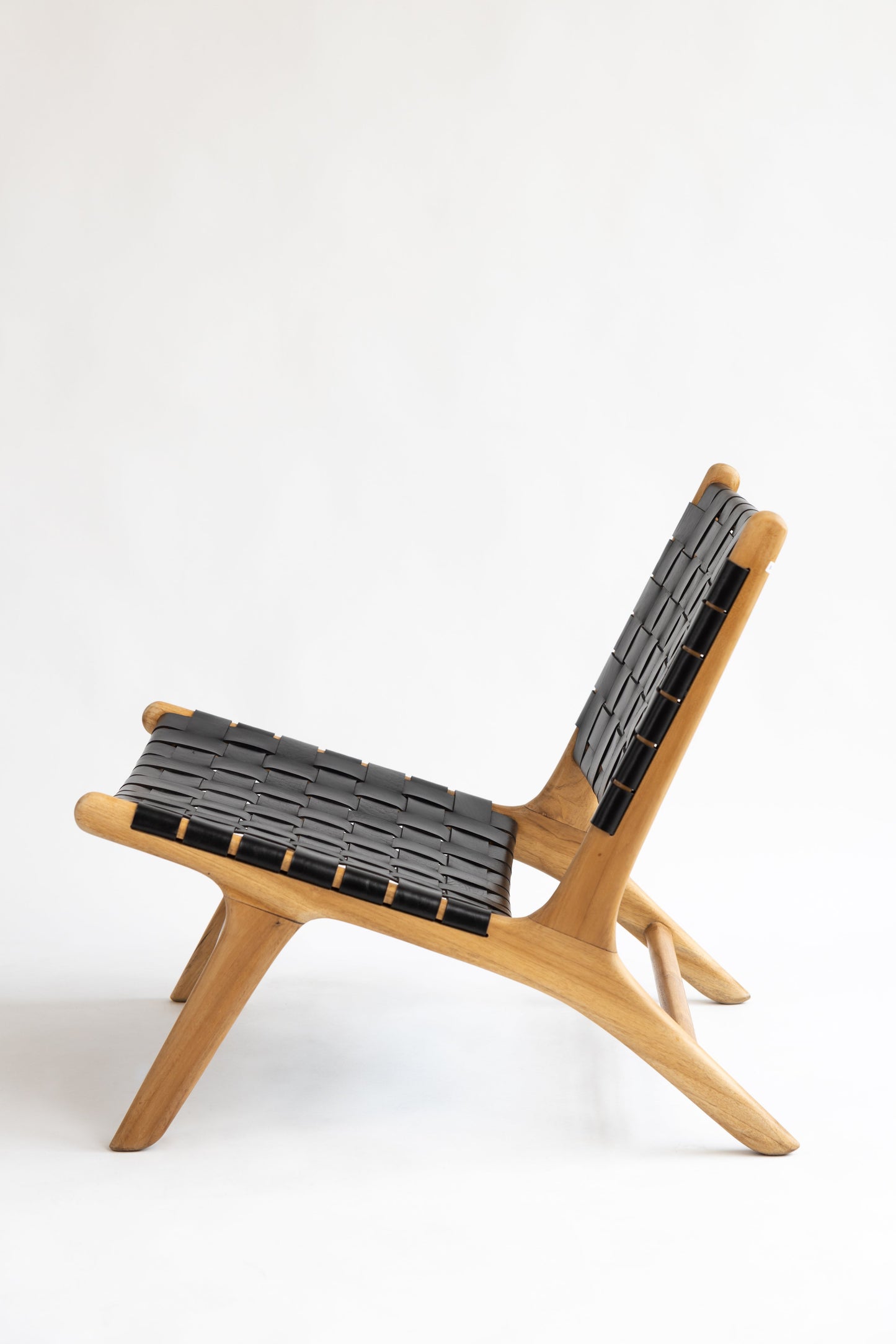 Poltrona Amara in teak e pelle intrecciata
