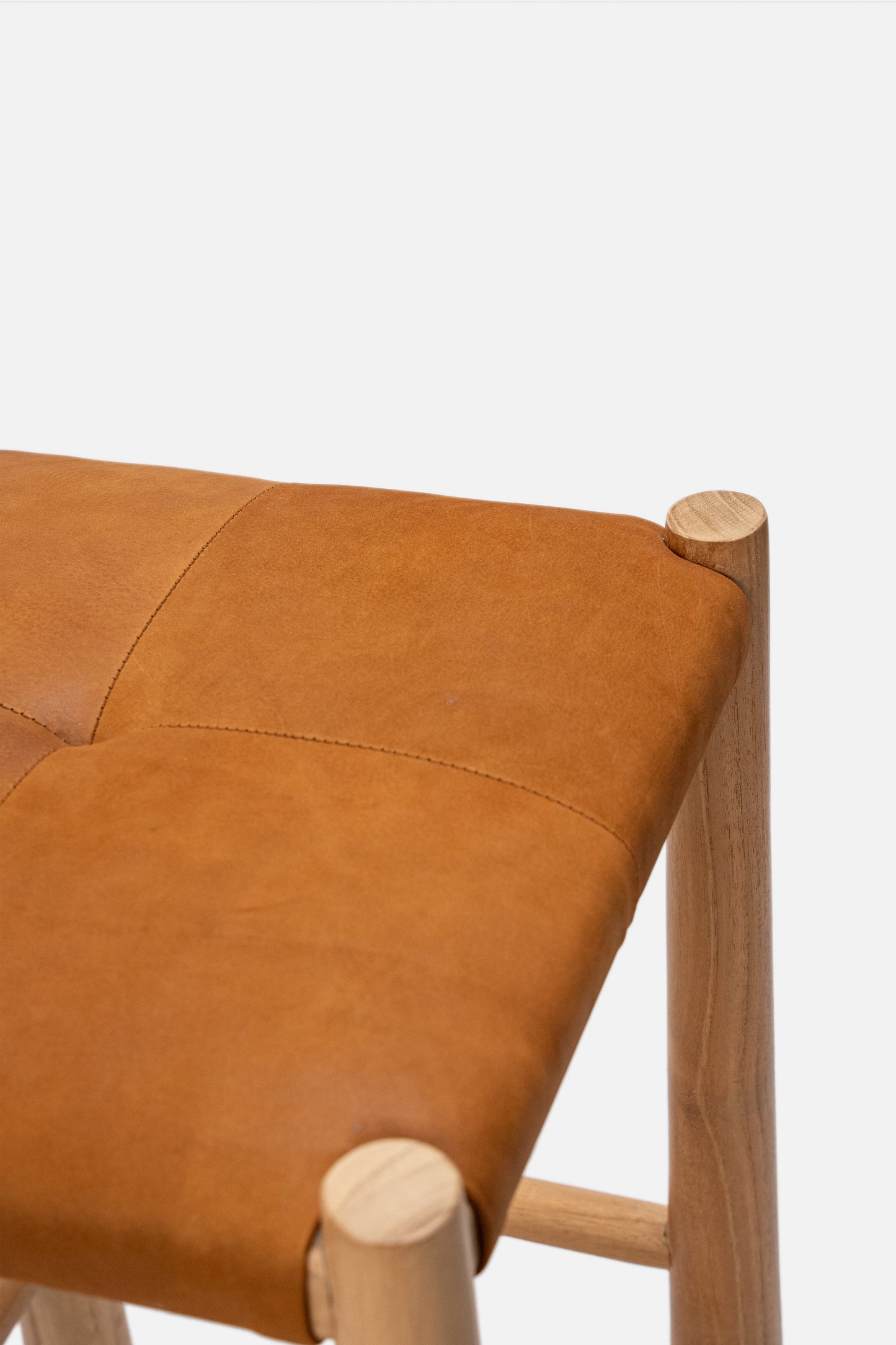 Sgabello da bar in teak senza schienale rivestito in pelle Avni