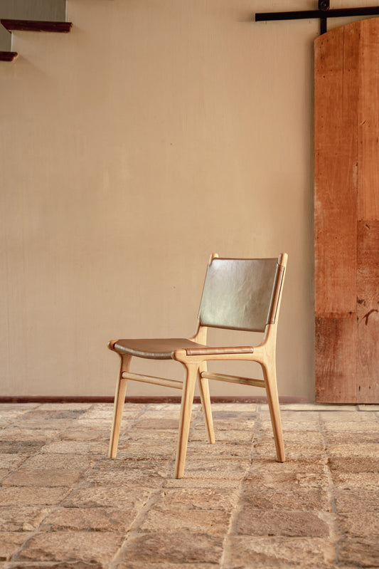 Sedia da pranzo Ashta in teak e pelle