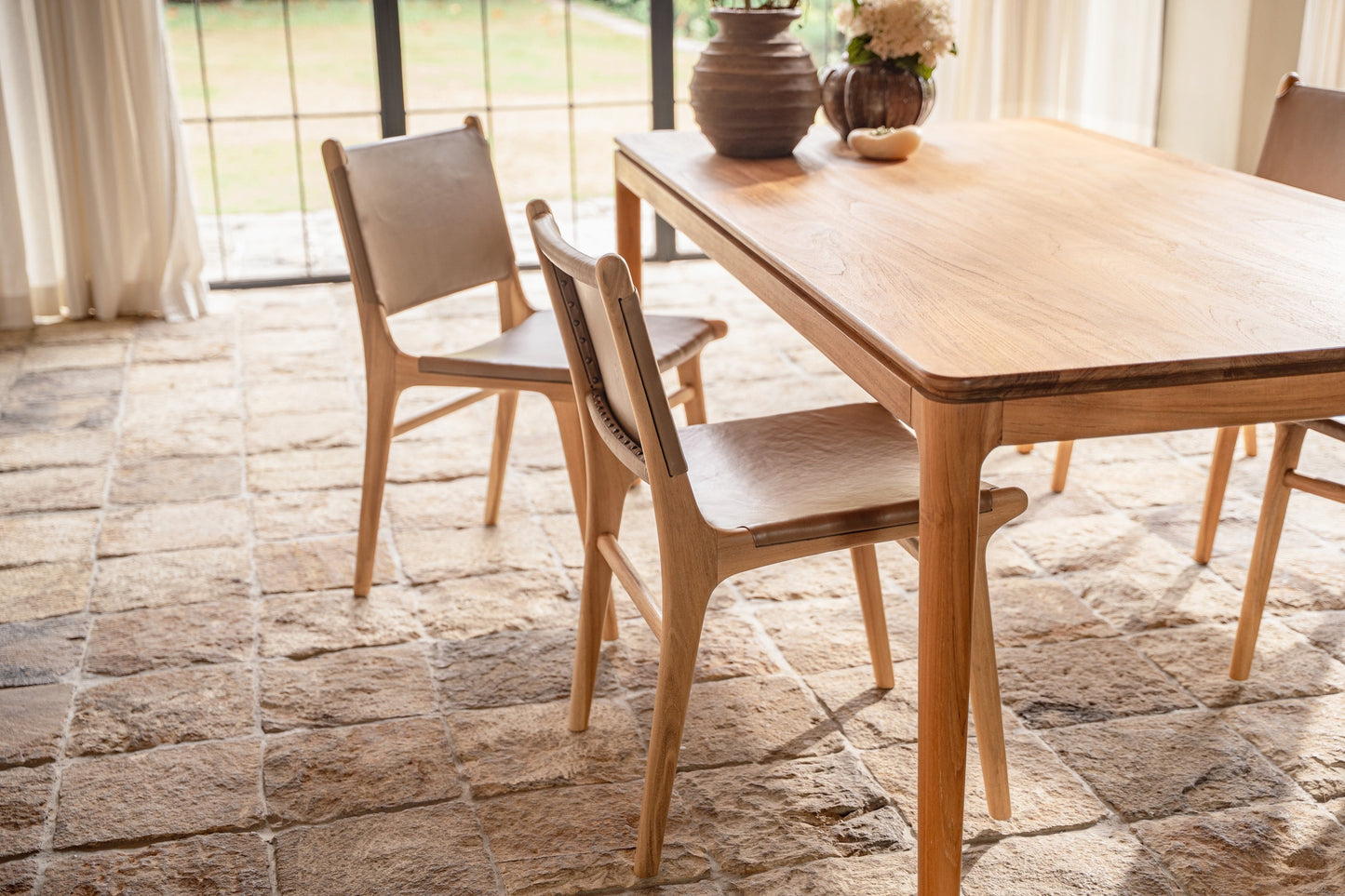 Sedia da pranzo Ashta in teak e pelle