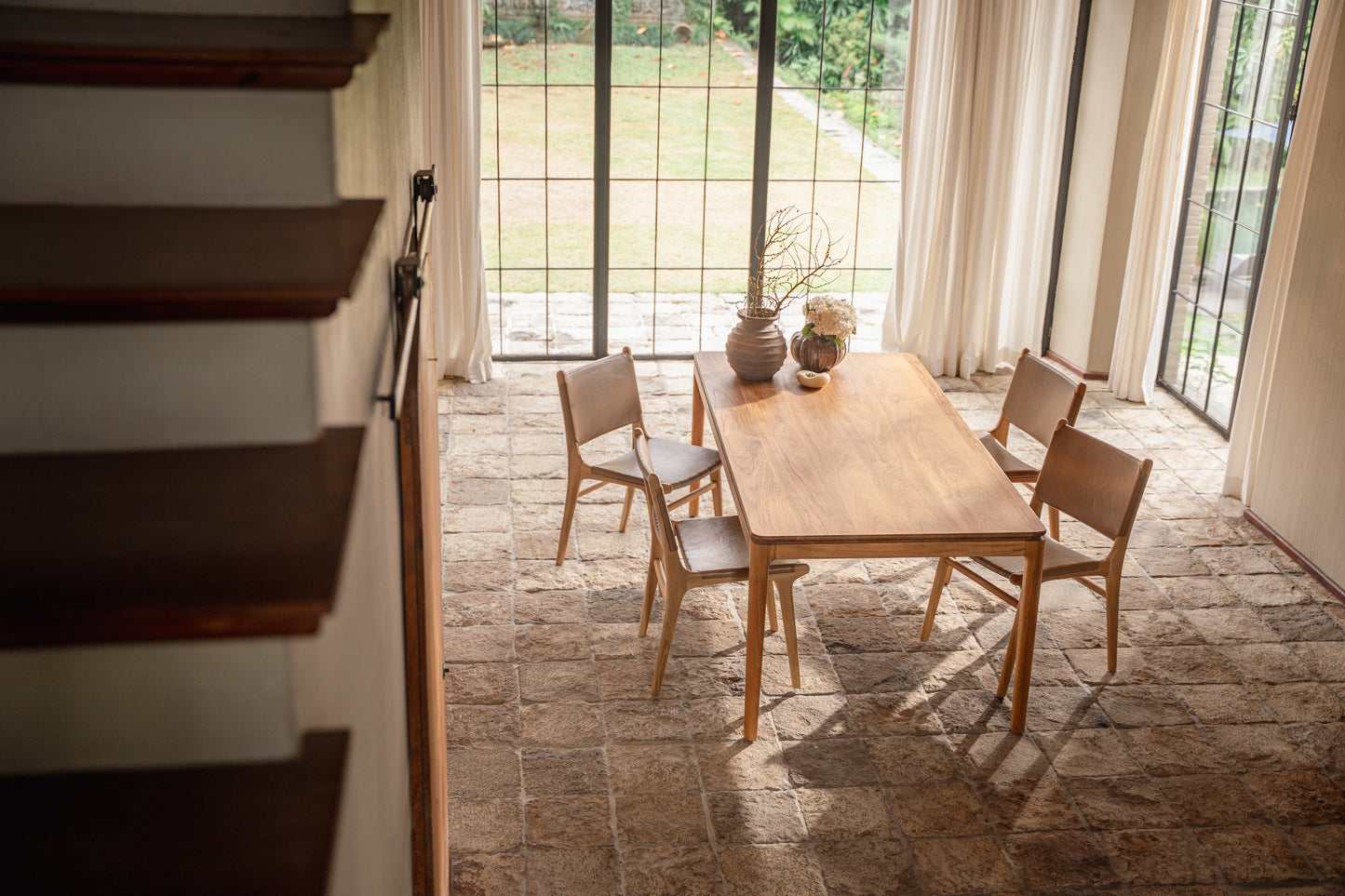 Sedia da pranzo Ashta in teak e pelle