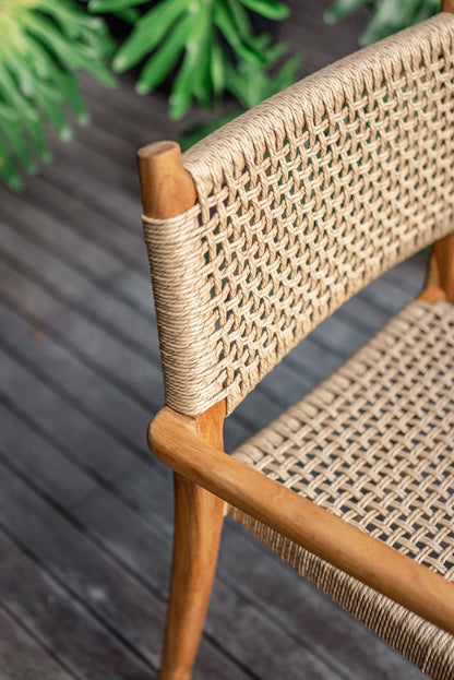 Sedia da pranzo impilabile in teak per interni ed esterni Kamu