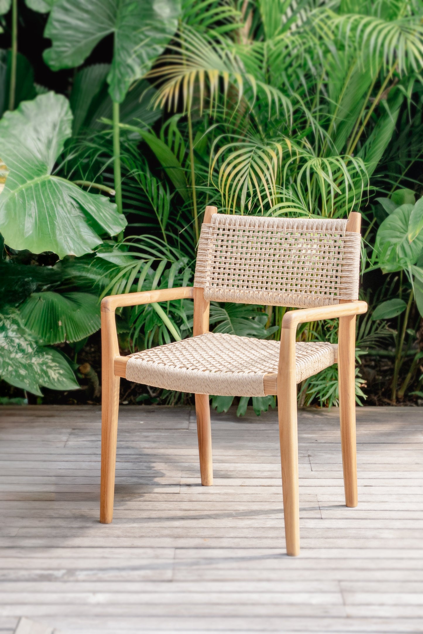 Sedia da pranzo impilabile in teak per interni ed esterni Kamu