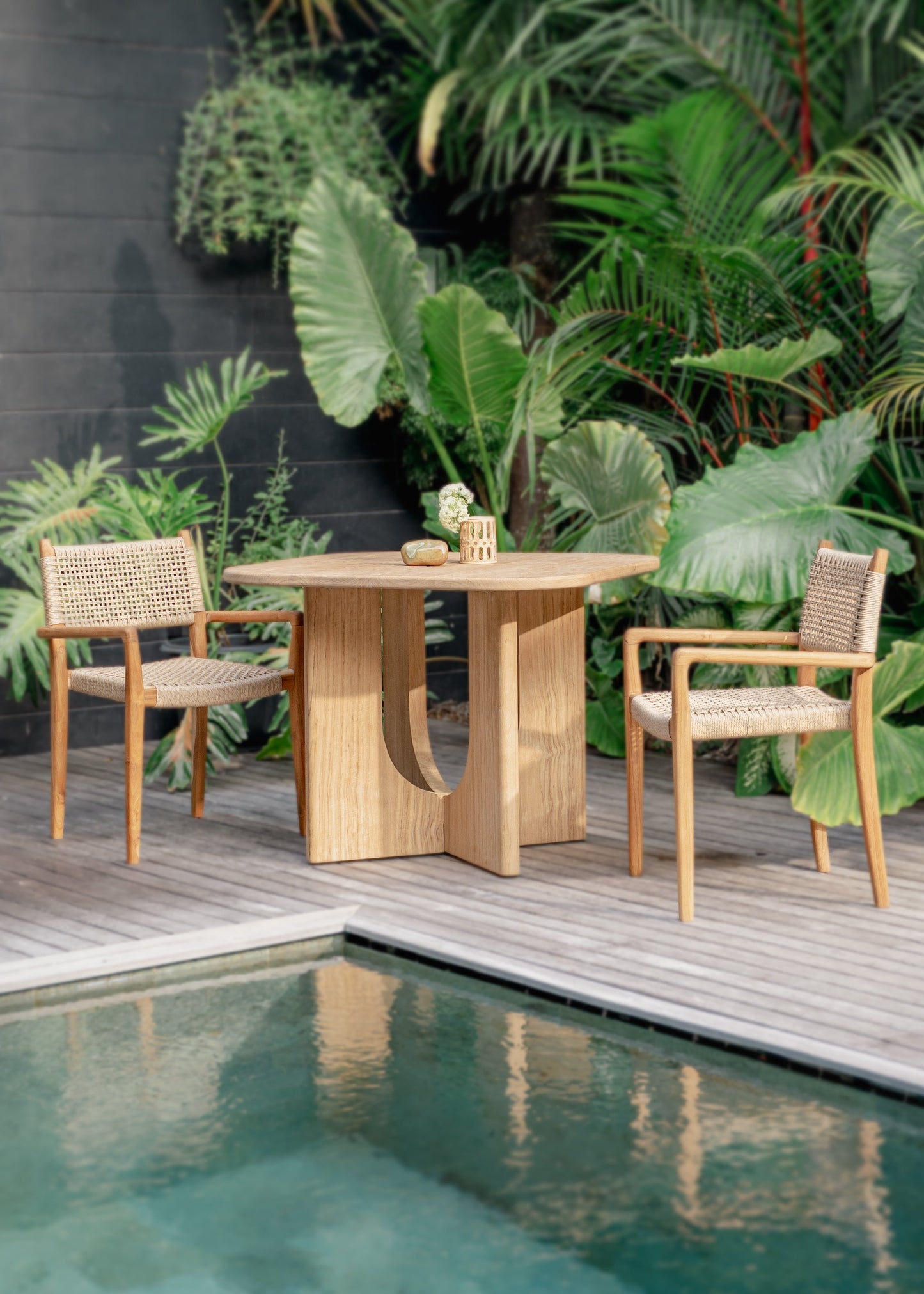 Sedia da pranzo impilabile in teak per interni ed esterni Kamu
