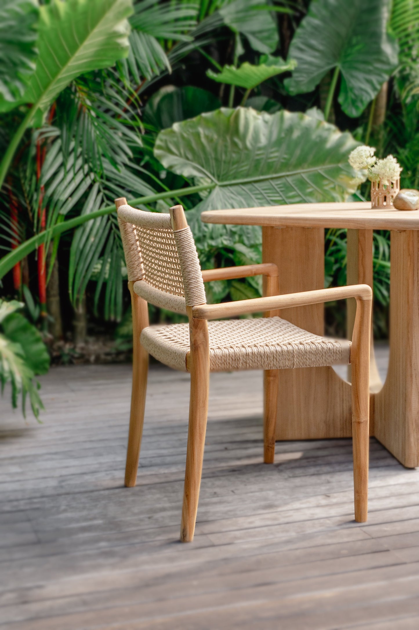 Sedia da pranzo impilabile in teak per interni ed esterni Kamu