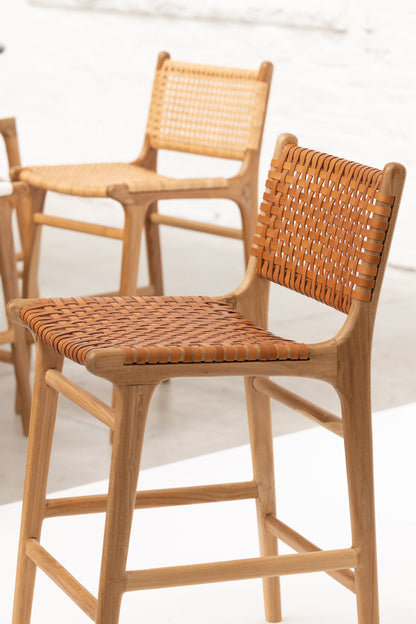 Sgabello da bar Ines in teak e pelle intrecciata