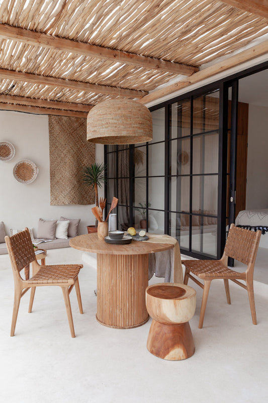 Tavolo da pranzo rotondo in teak con piedistallo scanalato Padma