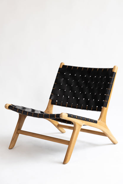 Poltrona Amara in teak e pelle intrecciata