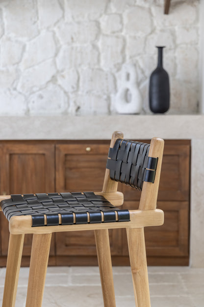 Sgabello da bar Brigitta con schienale basso in teak e pelle intrecciata