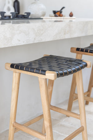 Sgabello da bar senza schienale in teak e pelle intrecciata Nina