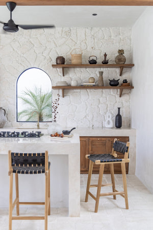 Sgabello da bar Brigitta con schienale basso in teak e pelle intrecciata