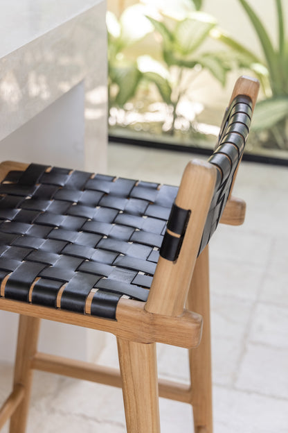 Sgabello da bar Brigitta con schienale basso in teak e pelle intrecciata