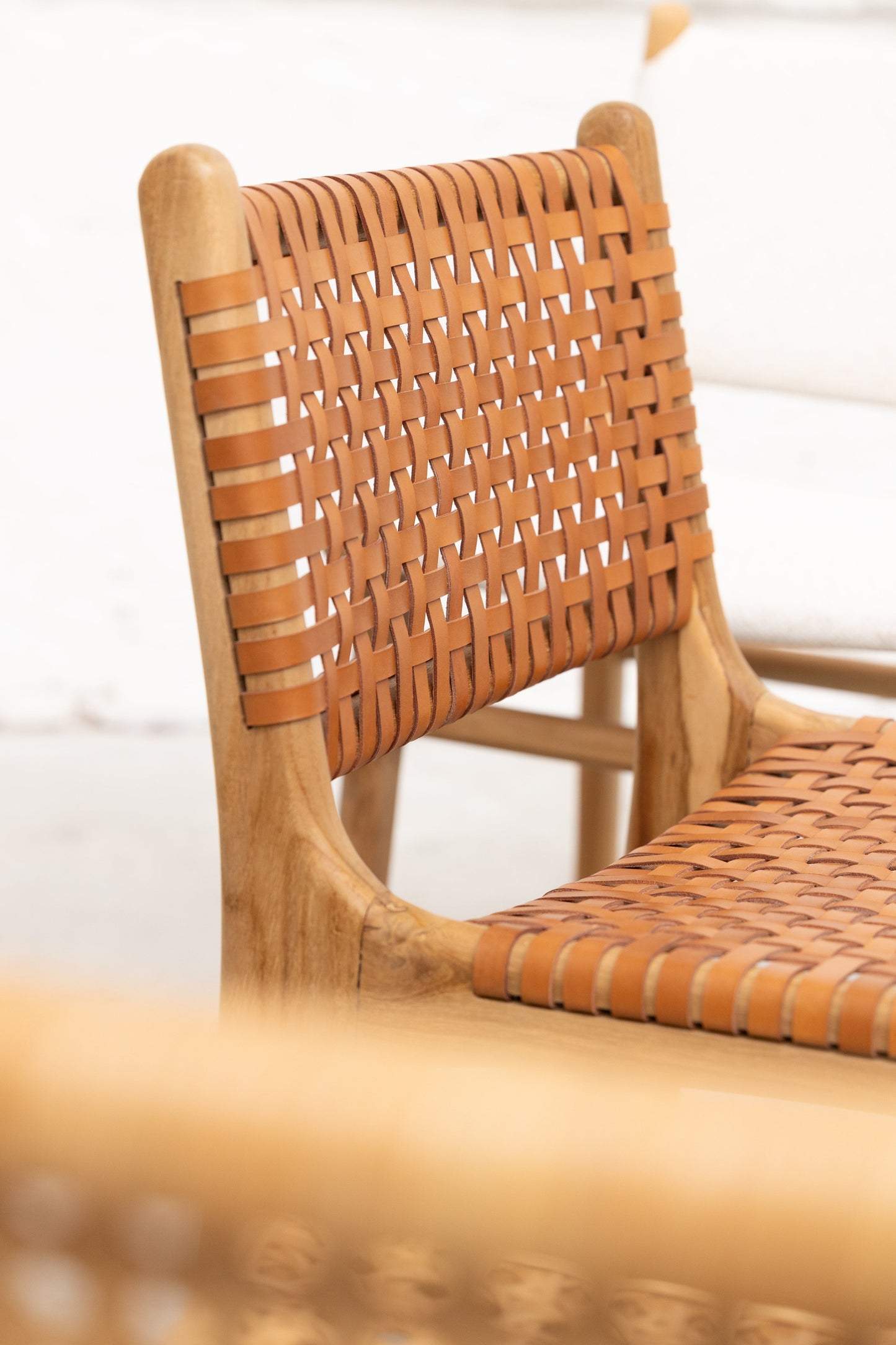 Sgabello da bar Ines in teak e pelle intrecciata