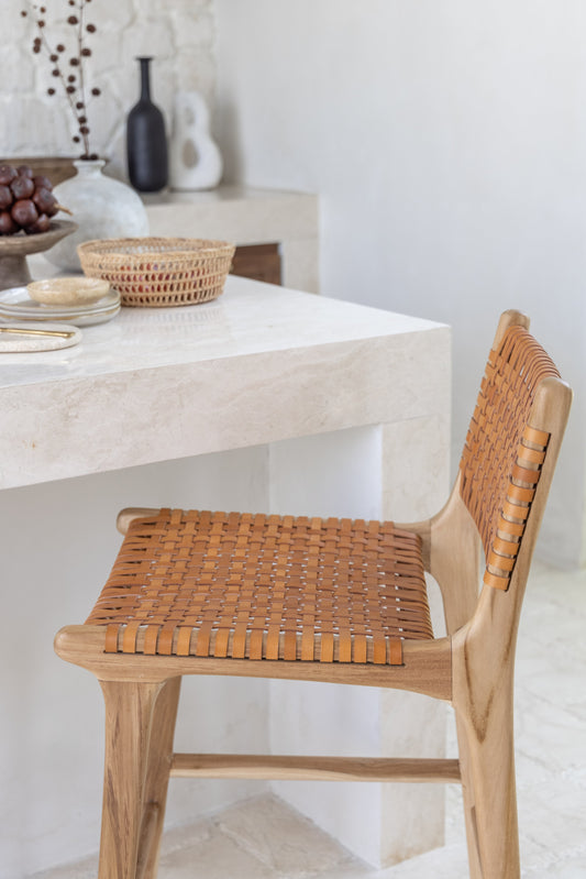 Sgabello da bar Ines in teak e pelle intrecciata