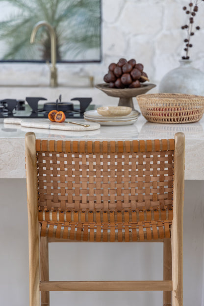 Sgabello da bar Ines in teak e pelle intrecciata