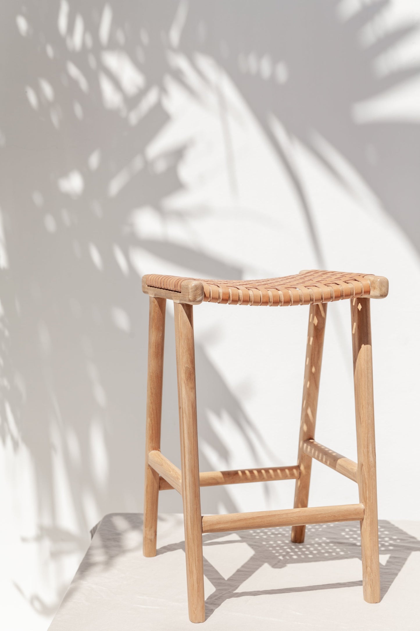 Sgabello da bar senza schienale in teak e pelle intrecciata Kaila