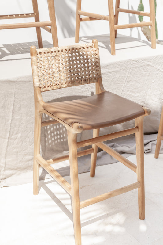 Sgabello da bar Karina in teak, rattan e pelle