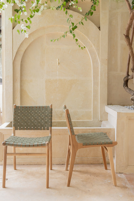 Sedia da pranzo Kirana in teak e pelle intrecciata