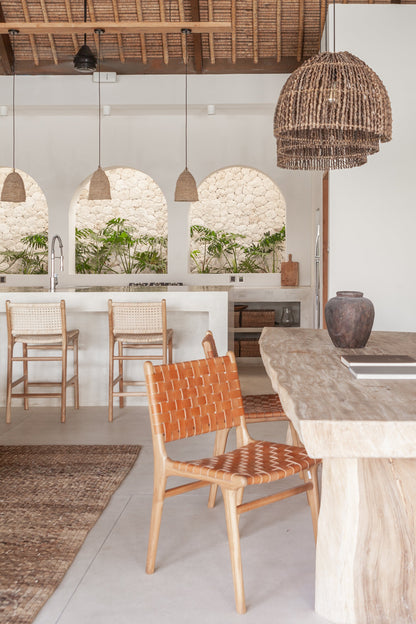 Sedia da pranzo Kirana in teak e pelle intrecciata