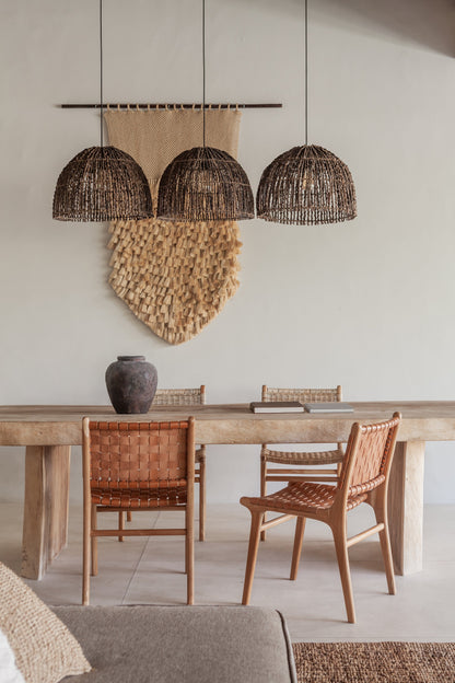 Sedia da pranzo Kirana in teak e pelle intrecciata