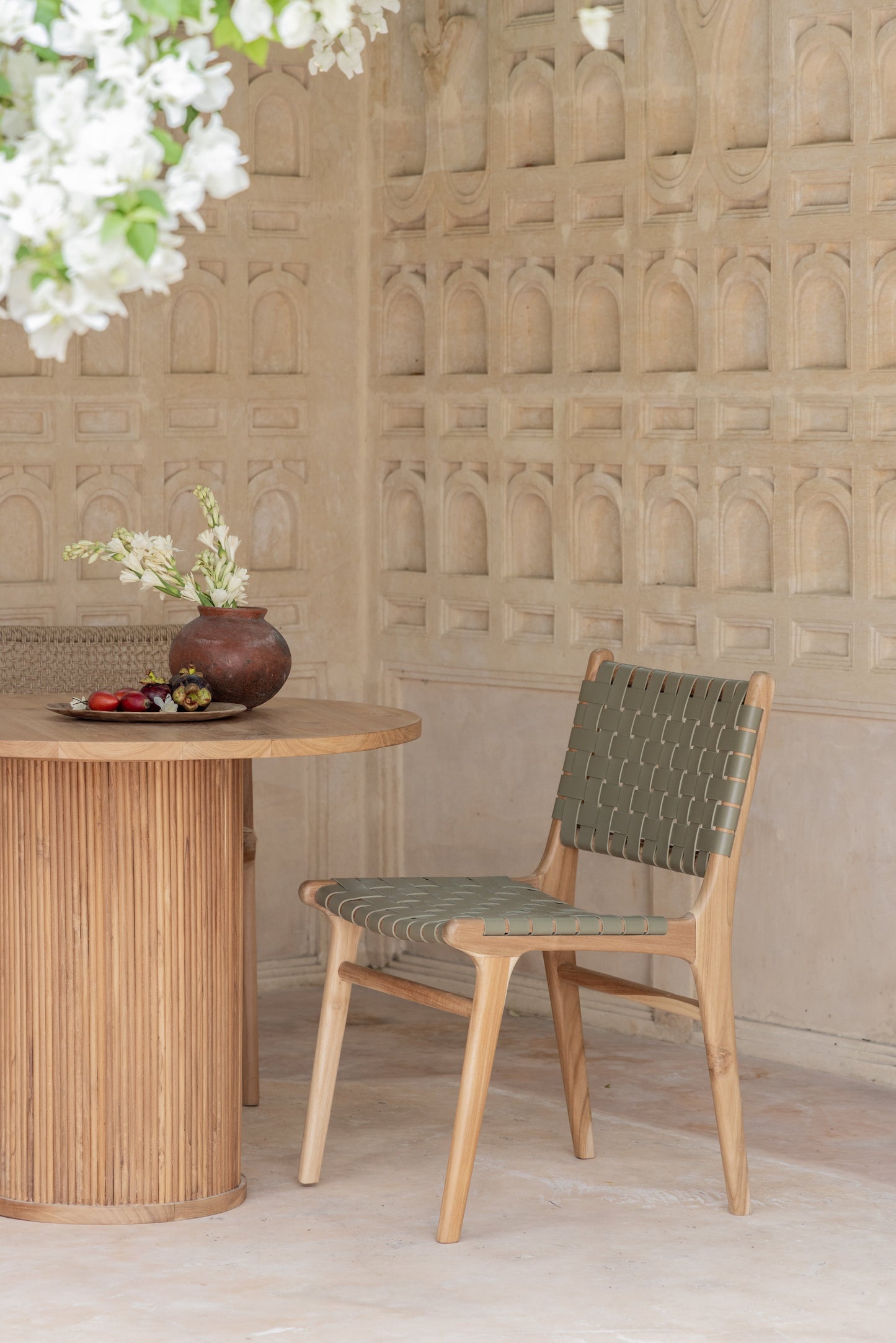 Sedia da pranzo Kirana in teak e pelle intrecciata