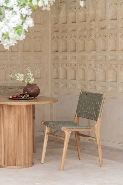Sedia da pranzo Kirana in teak e pelle intrecciata