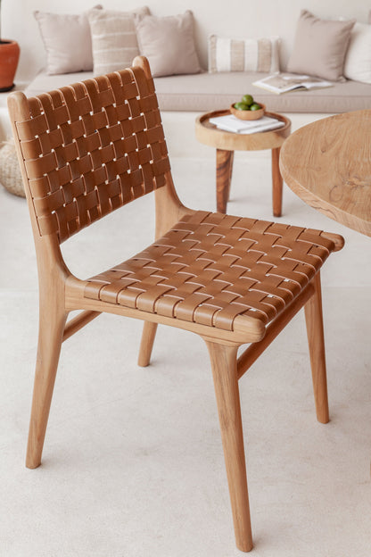 Sedia da pranzo Kirana in teak e pelle intrecciata