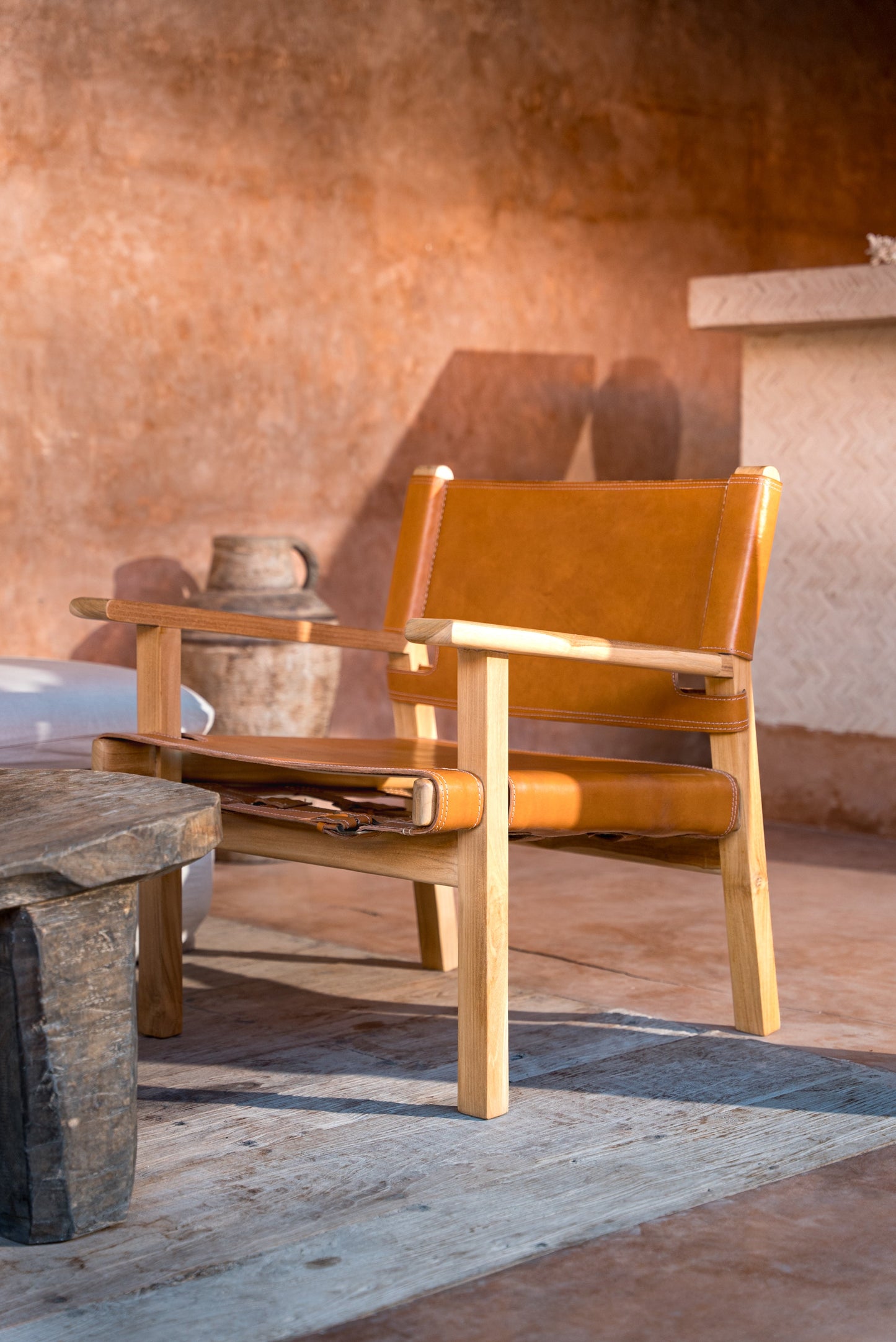 Poltrona Larisa in teak e pelle