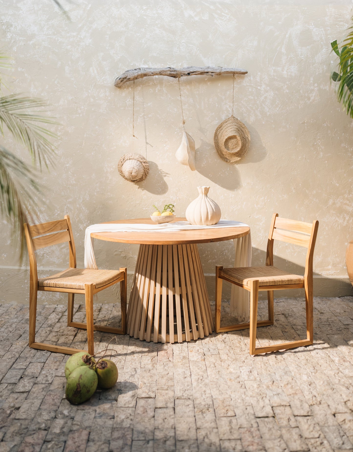 Sedia da pranzo Zuri in teak e rattan intrecciato