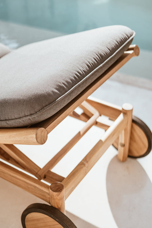 Lettino prendisole in teak per esterni Nandini