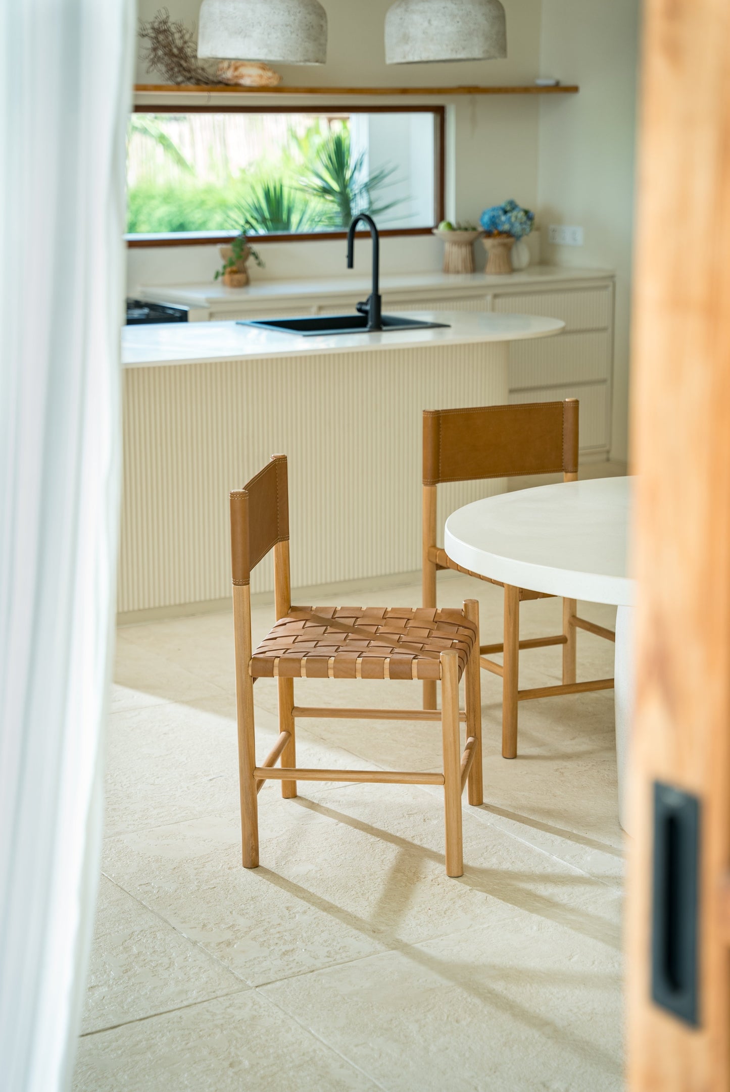 Sedia da pranzo Numi in teak e pelle