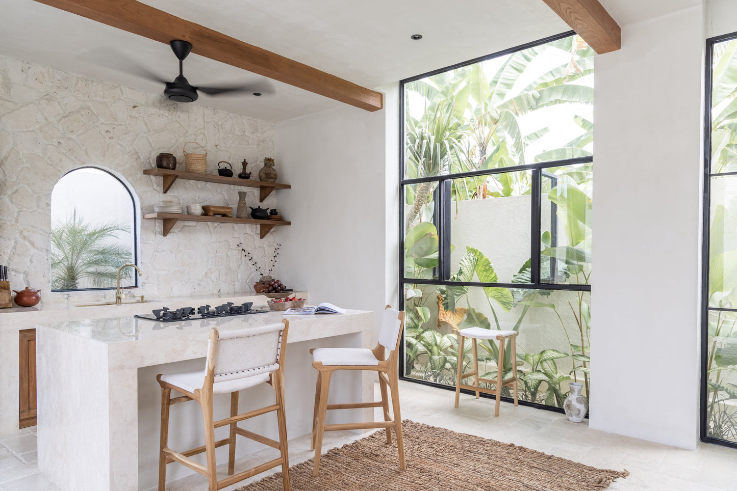 Sgabello da bar Lily Tight in rattan intrecciato e teak
