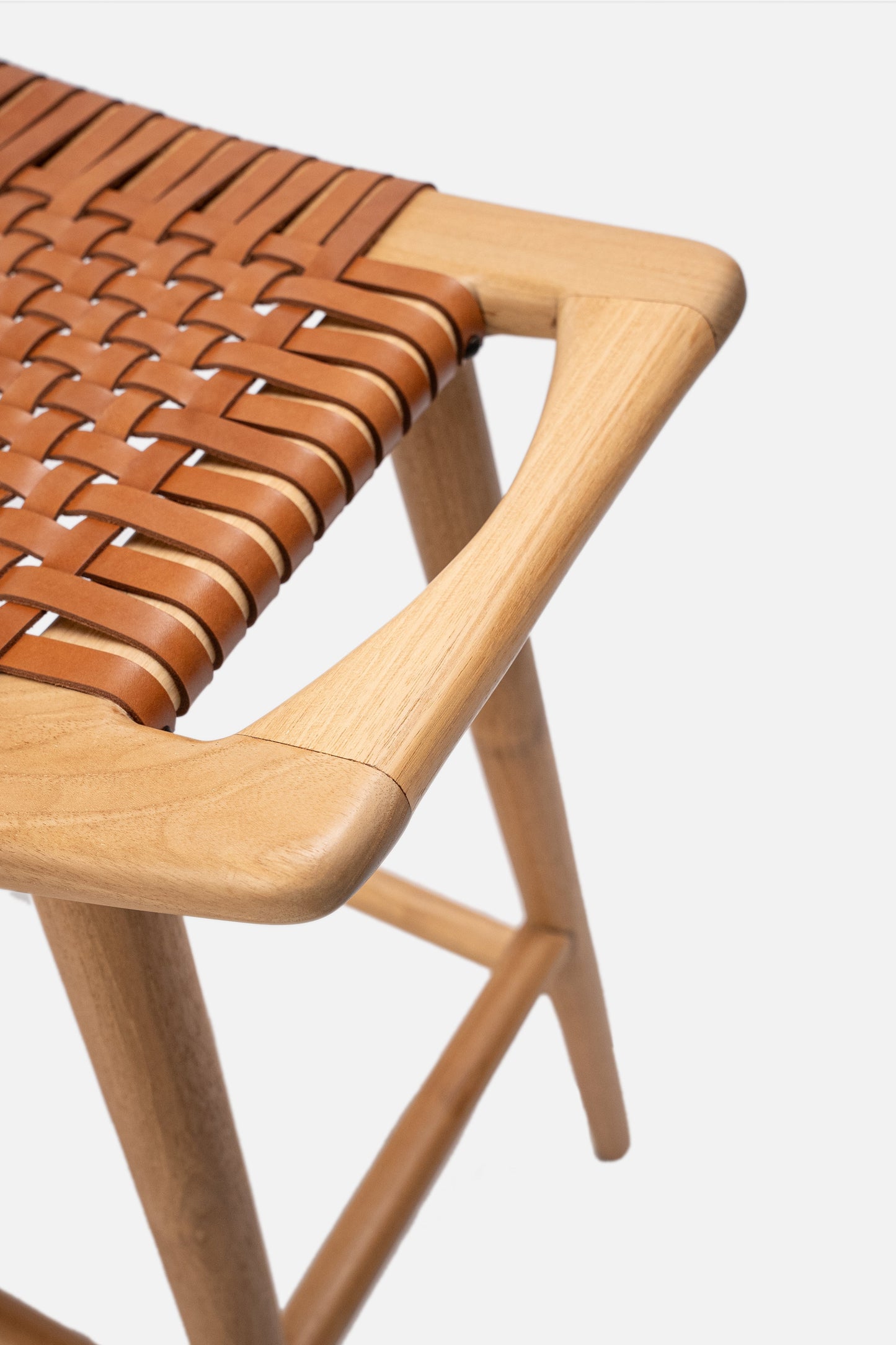 Sgabello da bar senza schienale in teak e pelle intrecciata Sita