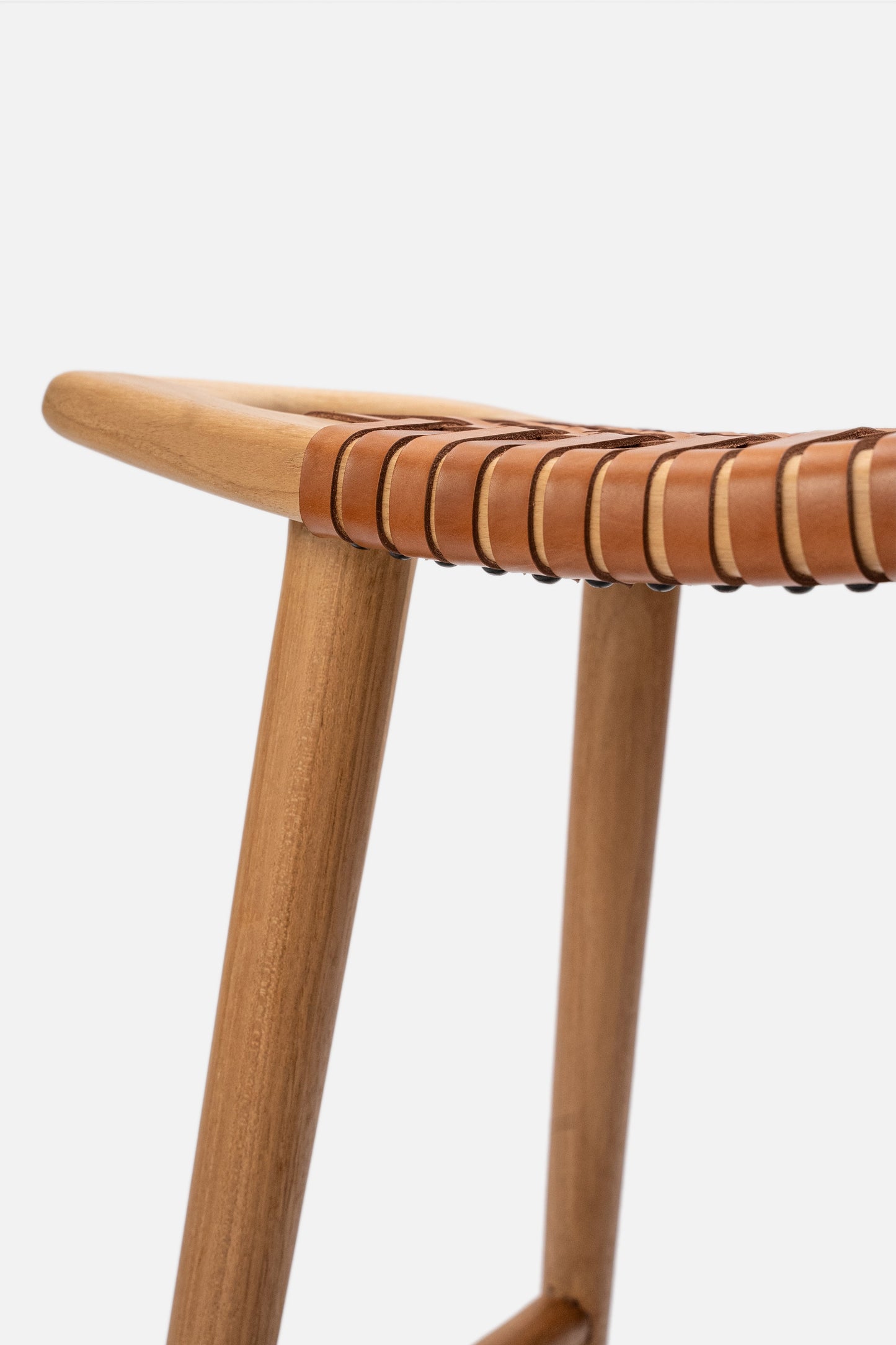 Sgabello da bar senza schienale in teak e pelle intrecciata Sita