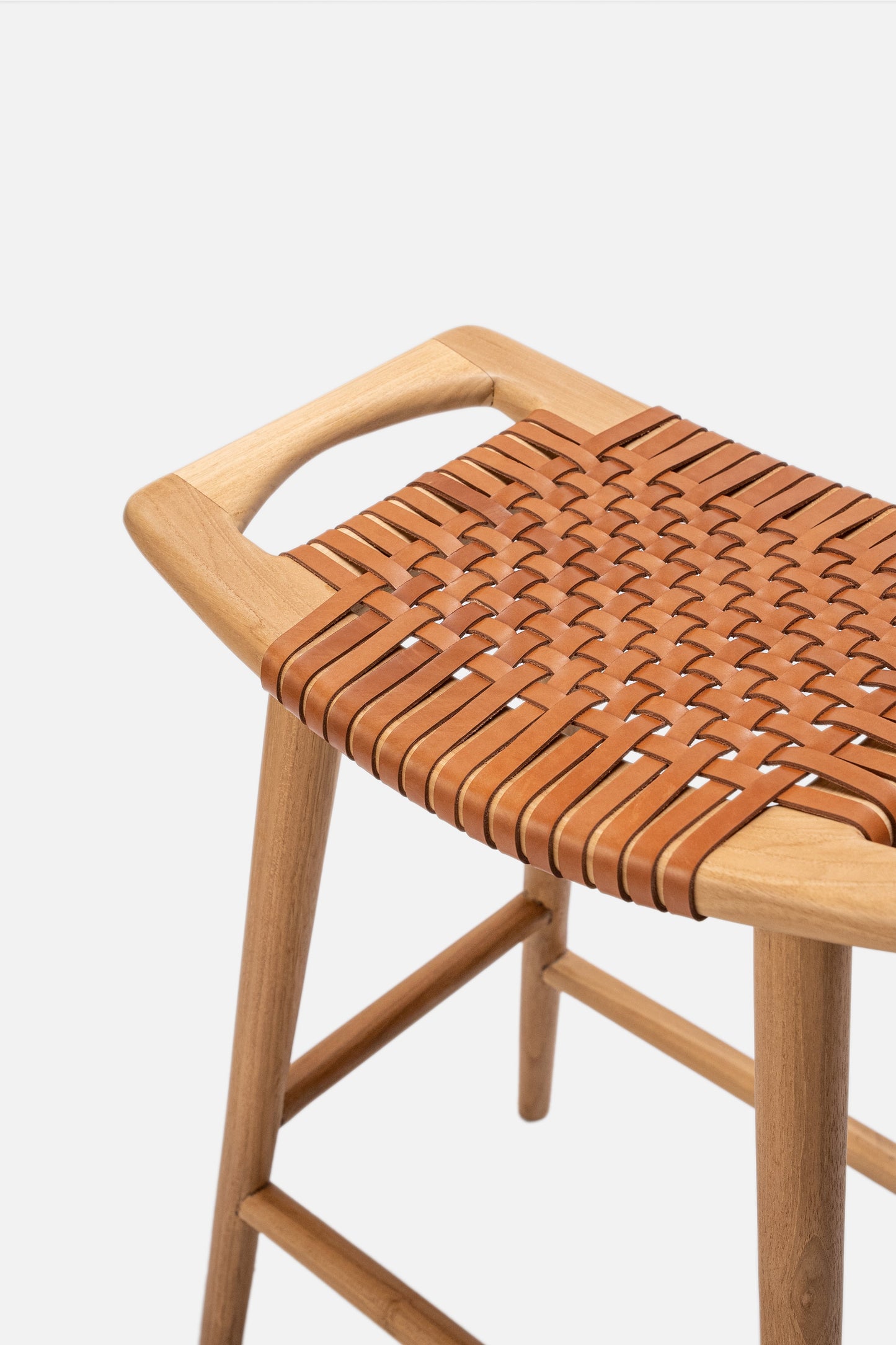 Sgabello da bar senza schienale in teak e pelle intrecciata Sita