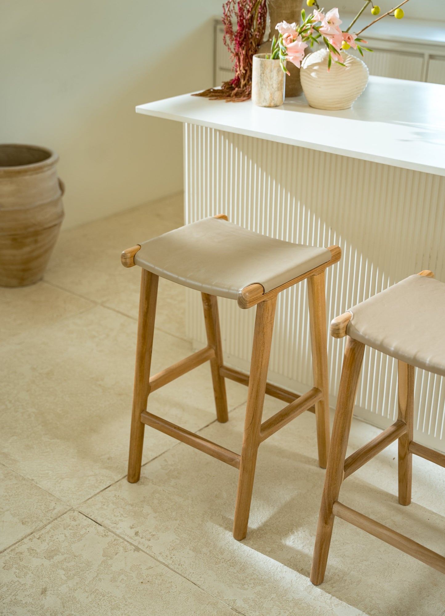 Sgabello da bar senza schienale in teak e pelle Malee