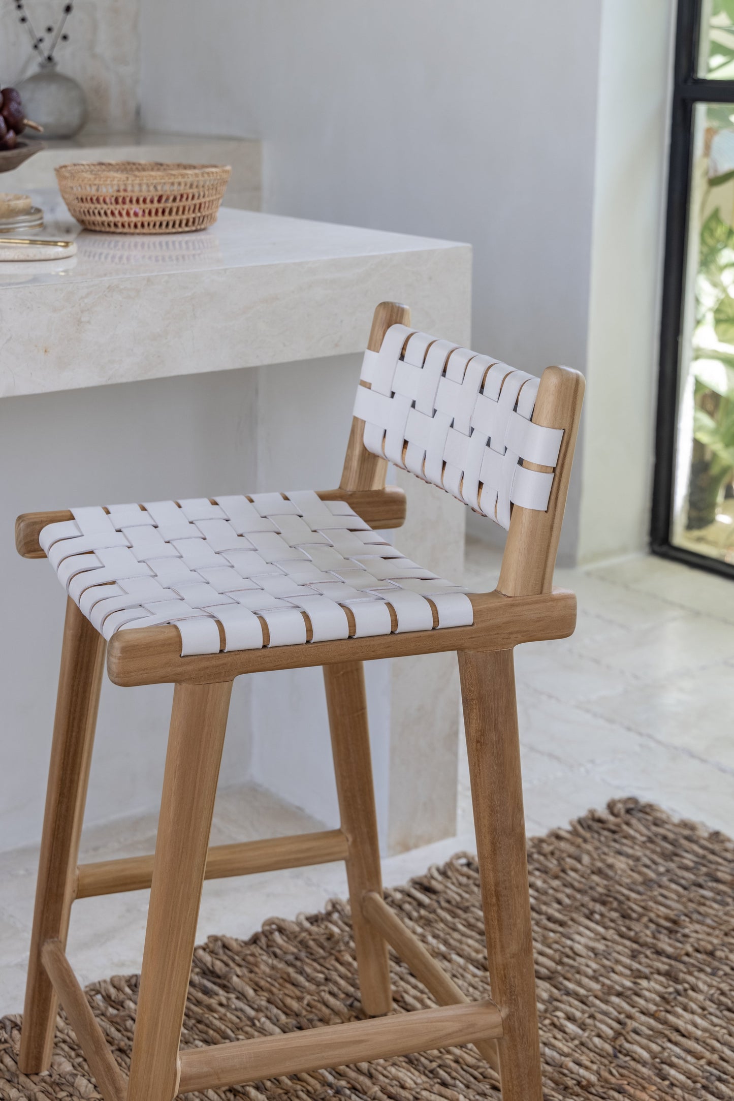 Sgabello da bar Brigitta con schienale basso in teak e pelle intrecciata
