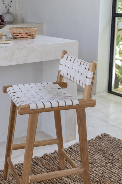 Sgabello da bar Brigitta con schienale basso in teak e pelle intrecciata