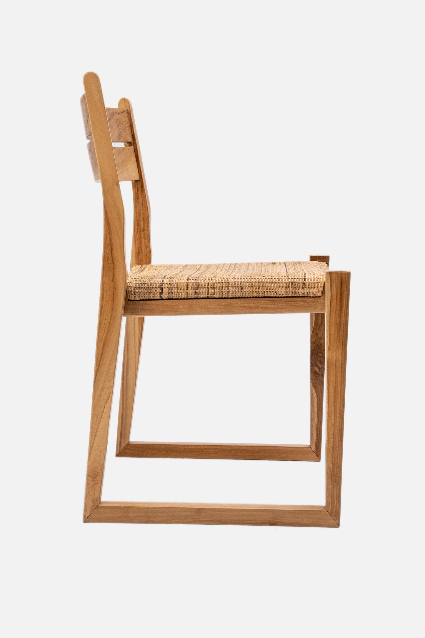 Sedia da pranzo Zuri in teak e rattan intrecciato